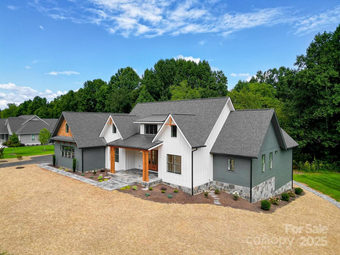 574 Skytop Farm Ln., Hendersonville, NC 28791