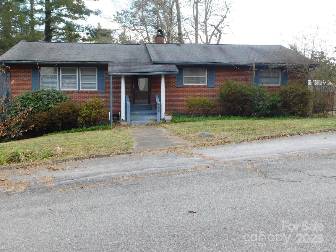 366 Hawthorne Dr., Brevard, NC 28712