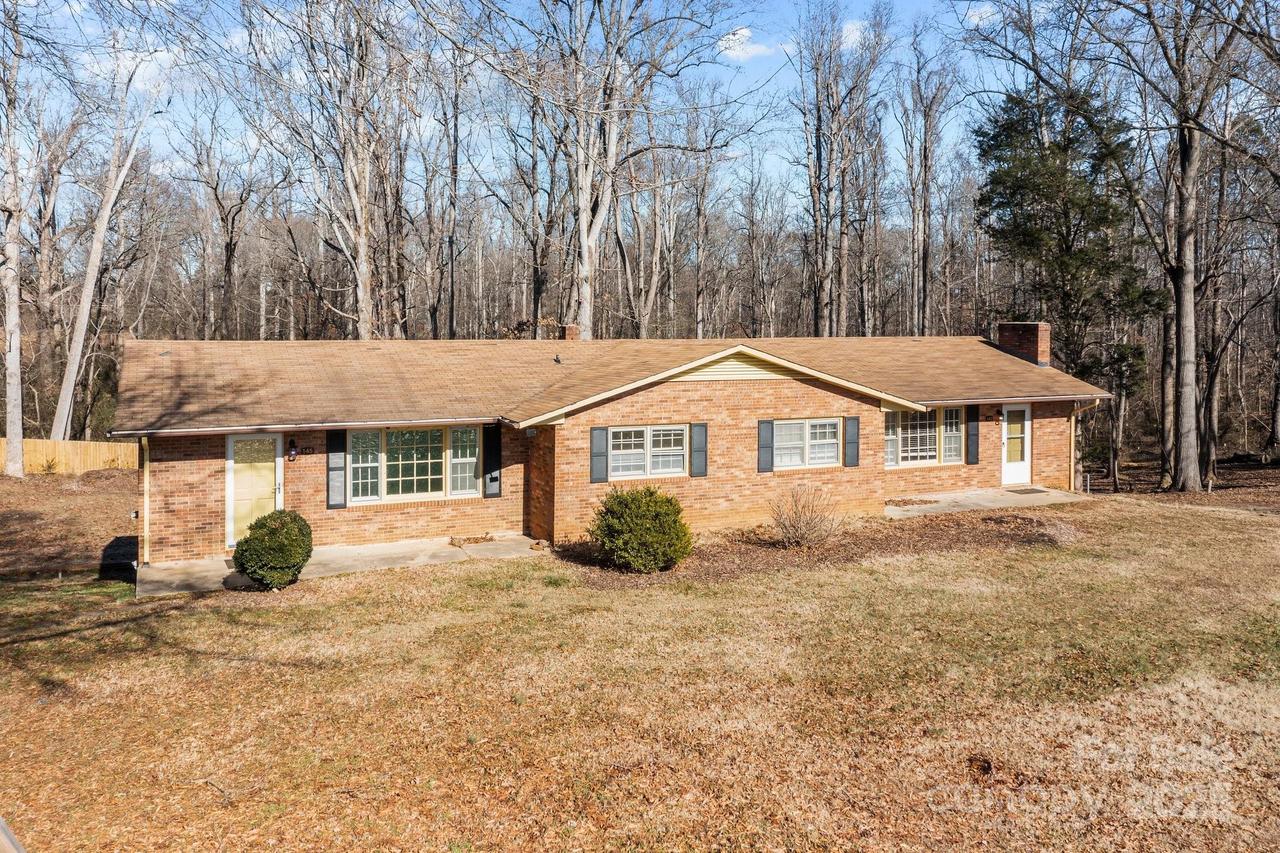 145 Crooked Ln., Statesville, NC 28625