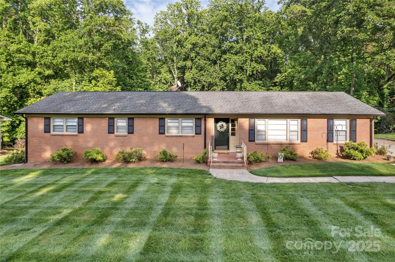 216 Delview Dr., Cherryville, NC 28021