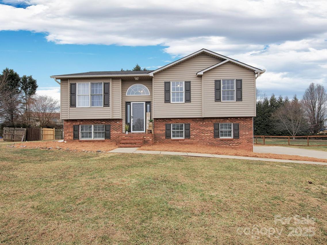 216 Pierce Ln., Yadkinville, NC 27055