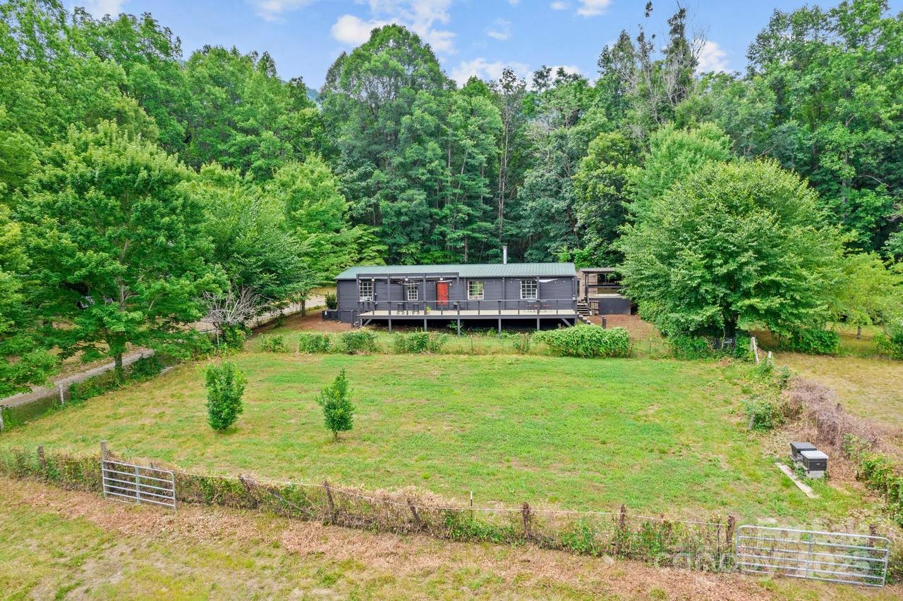 8252 Holbert Cove Rd., Saluda, NC 28773