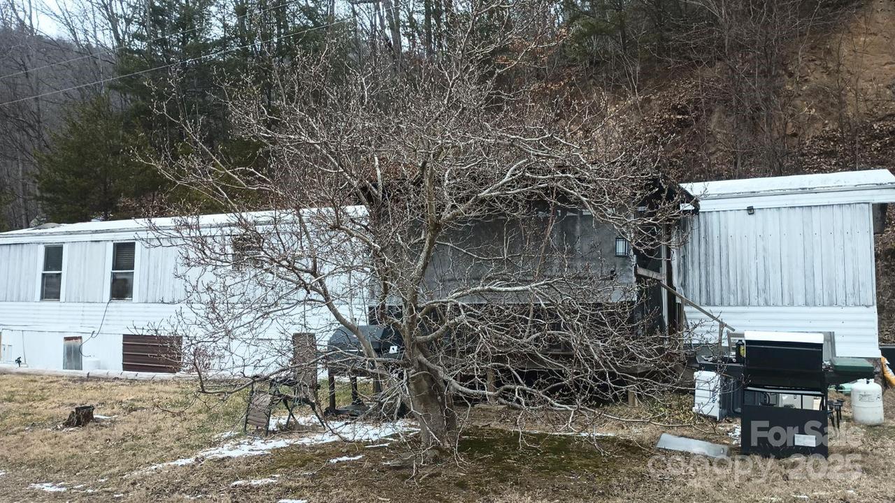95 Leaning Oak Ln., Clyde, NC 28721