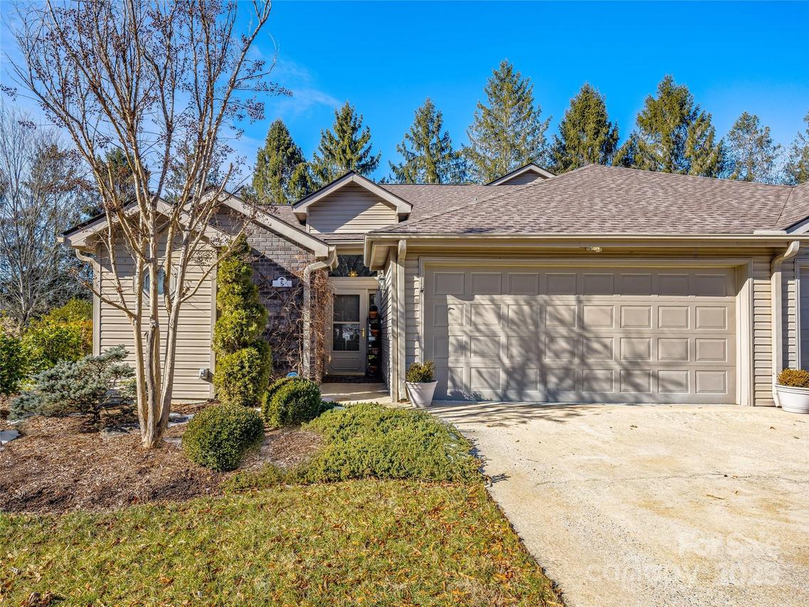5 Tisha Ln., Hendersonville, NC 28739