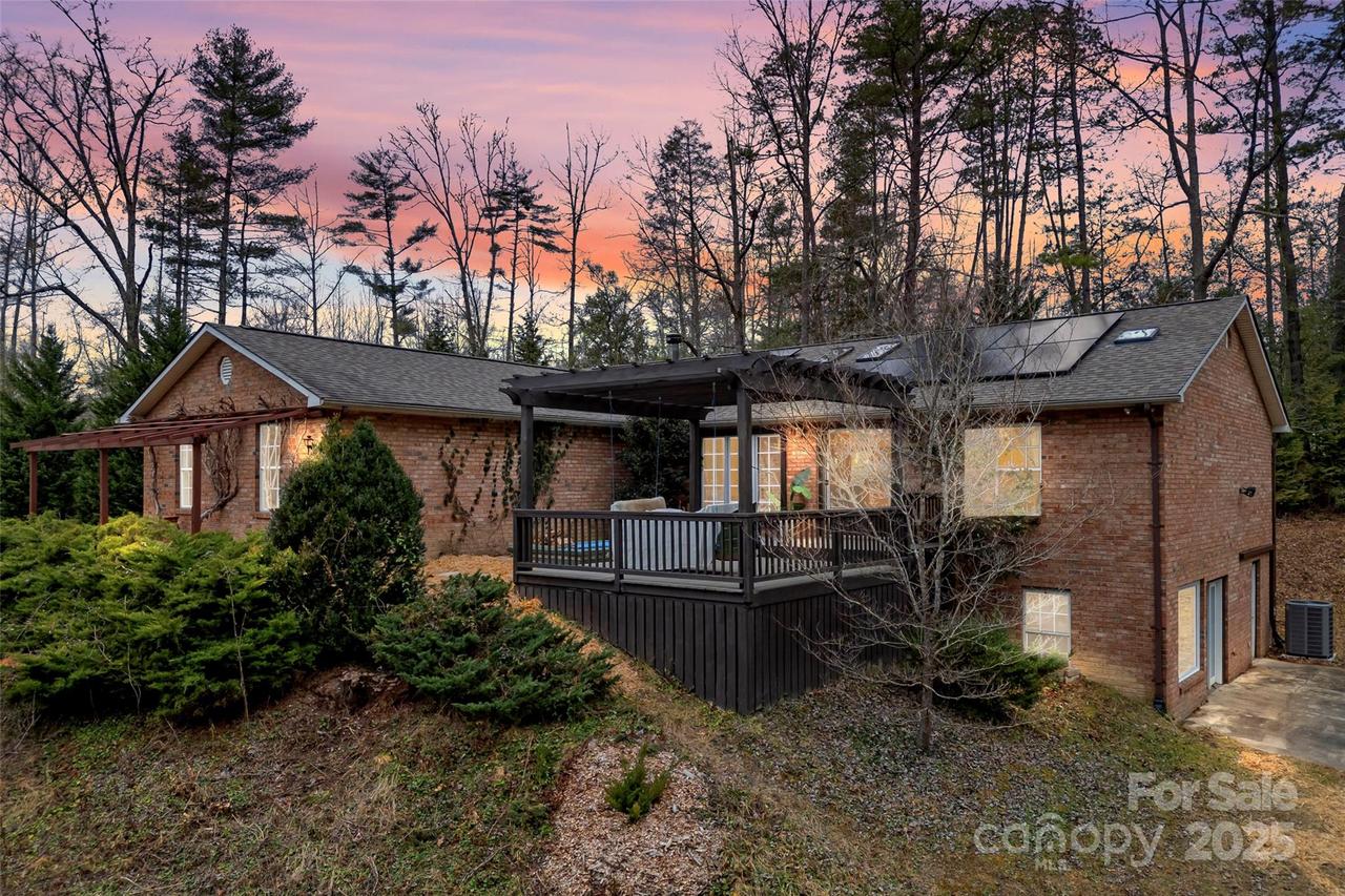 221 Edge Rd., Penrose, NC 28766