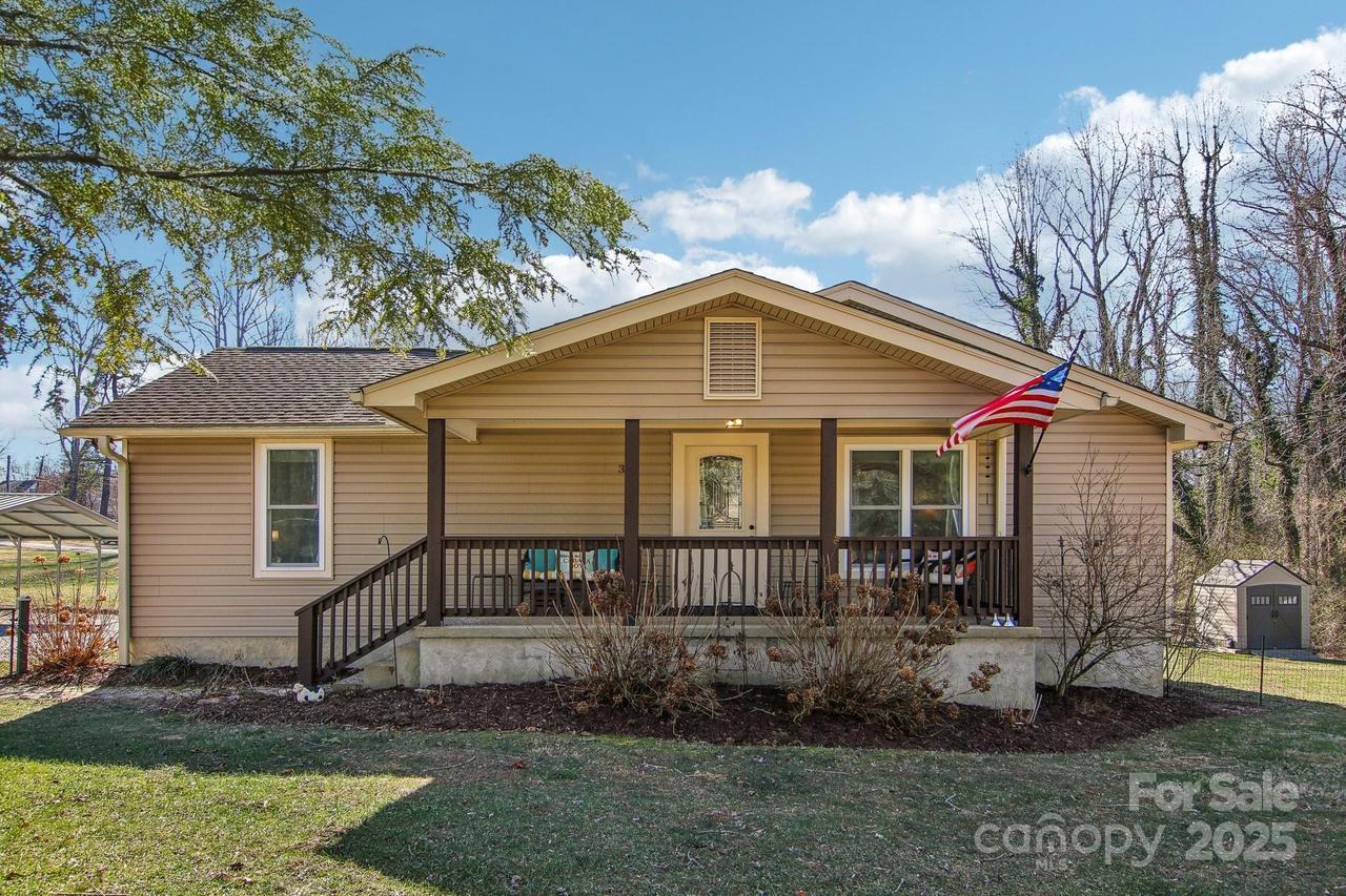 388 Fenway Cir., East Flat Rock, NC 28726