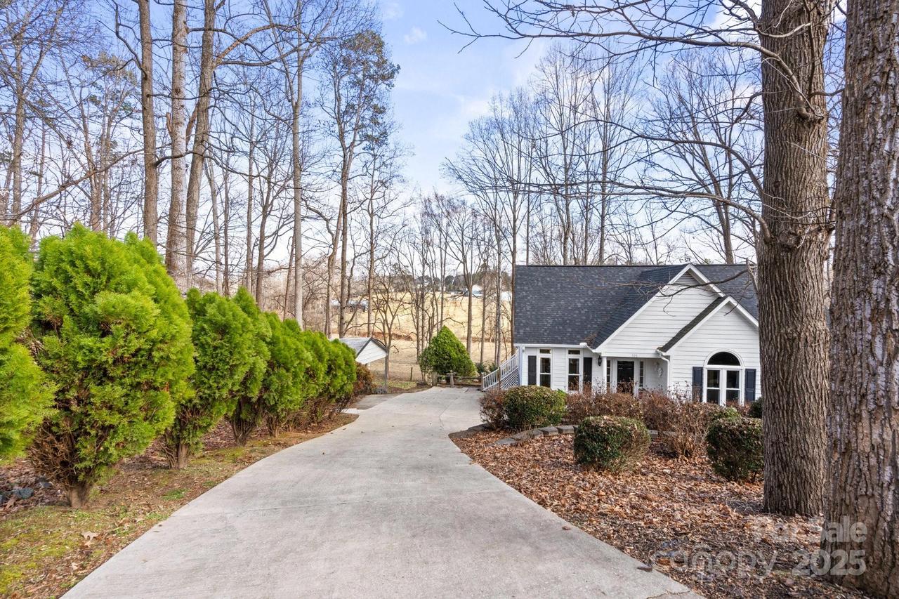 926 Lone Oak Ln., Mooresville, NC 28115