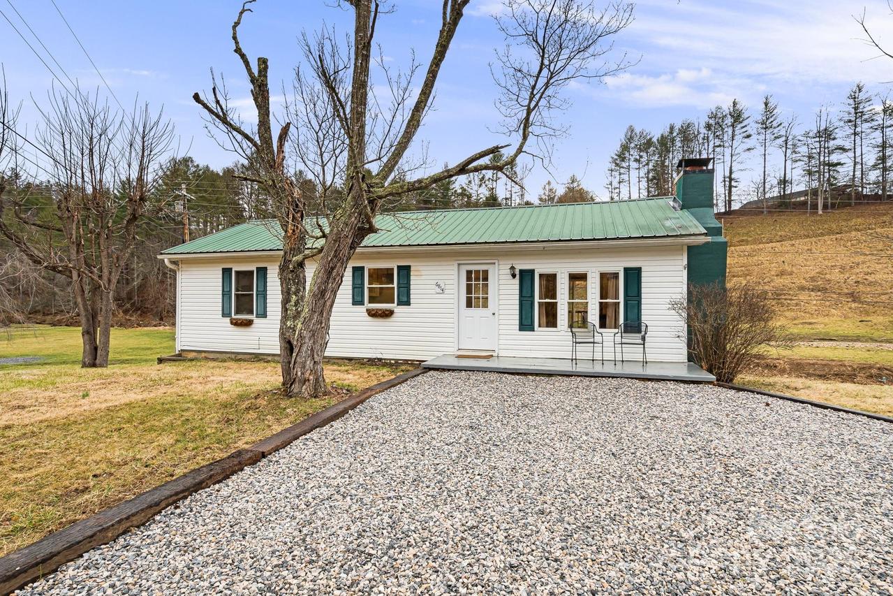 6814 Jacks Creek Rd., Green Mountain, NC 28740