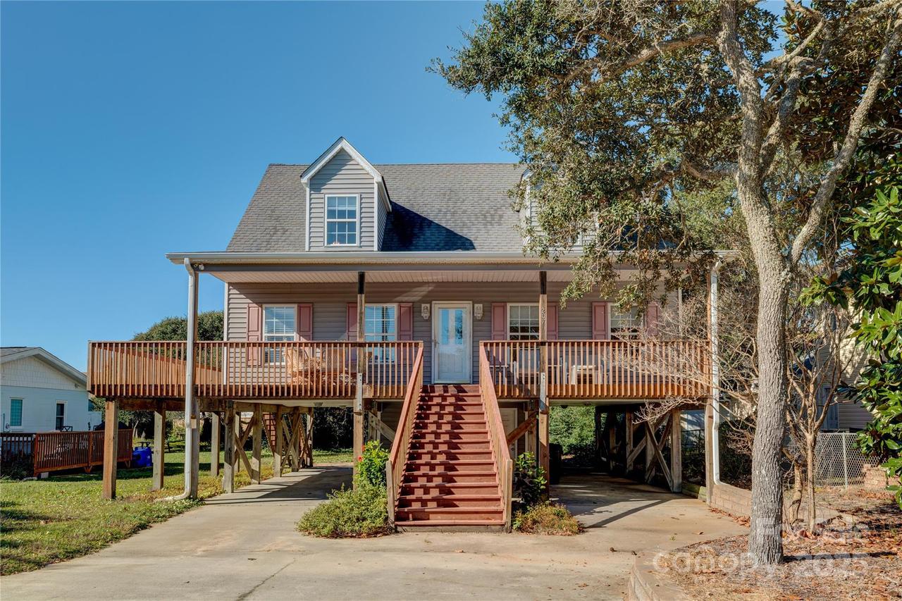 207 Sherrill St., Oak Island, NC 28465