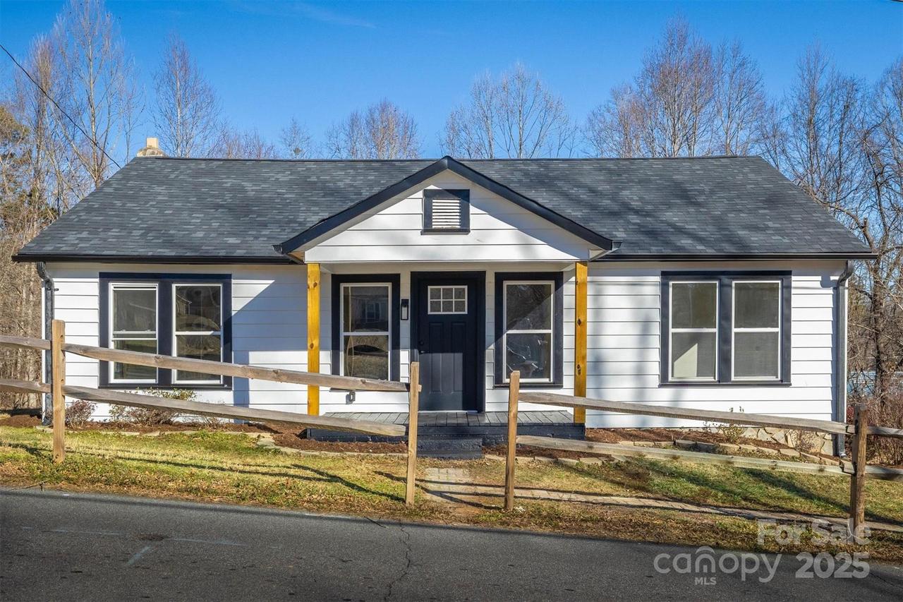 812 Pineburr Ave., Valdese, NC 28690