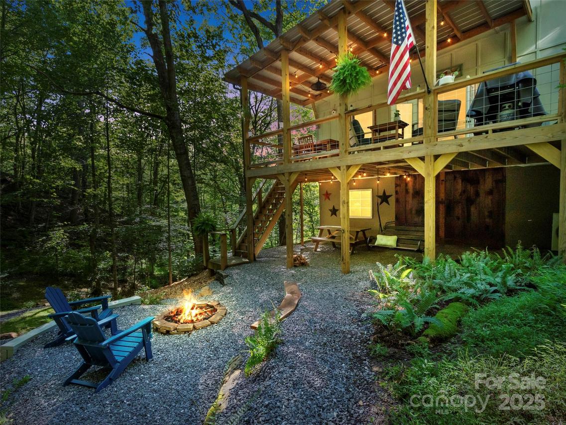 221 Sweetwater Rd., Green Mountain, NC 28740