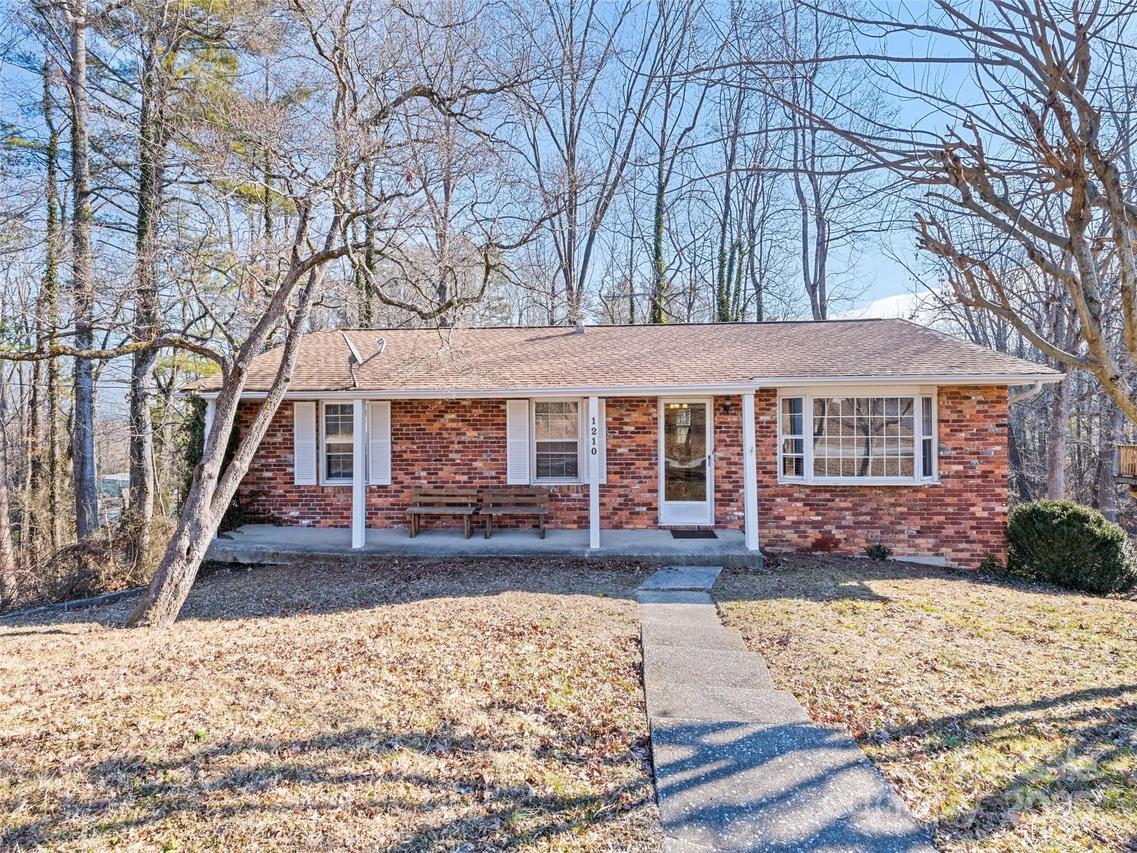 1210 Pinebrook Cir., Hendersonville, NC 28739
