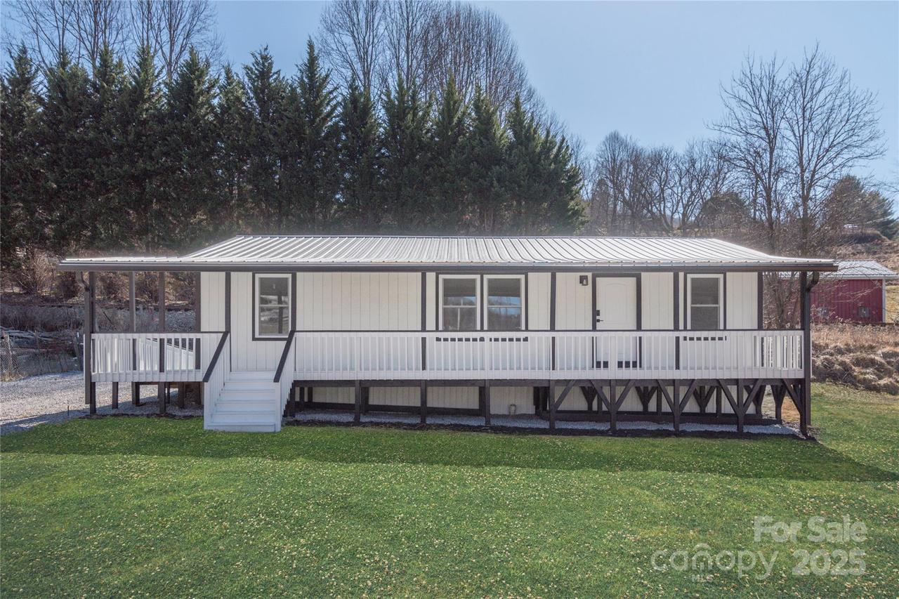 6166 Old Clyde Rd., Canton, NC 28716
