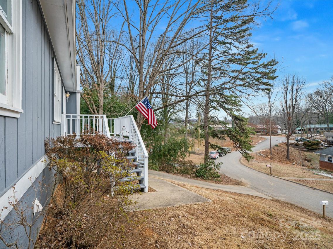 7 Holcombe Dr., Asheville, NC 28806