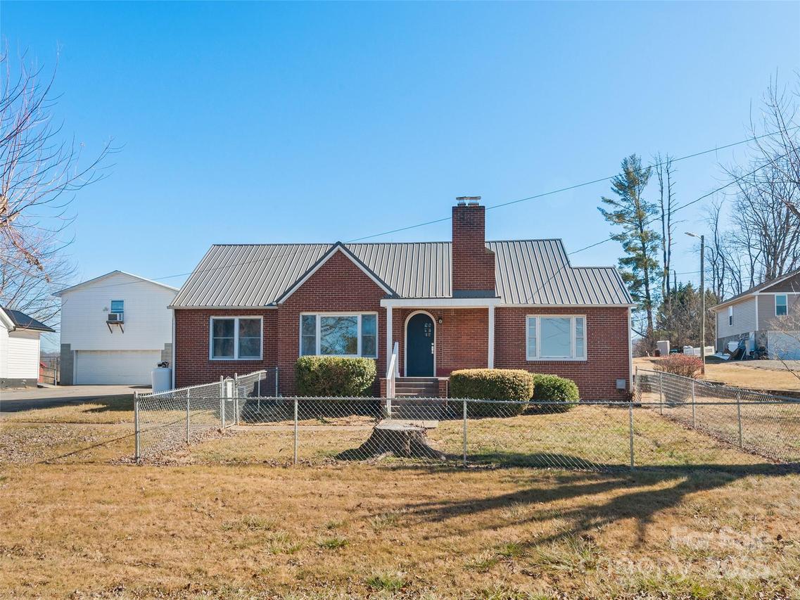 102 Dewey Ave., Canton, NC 28716