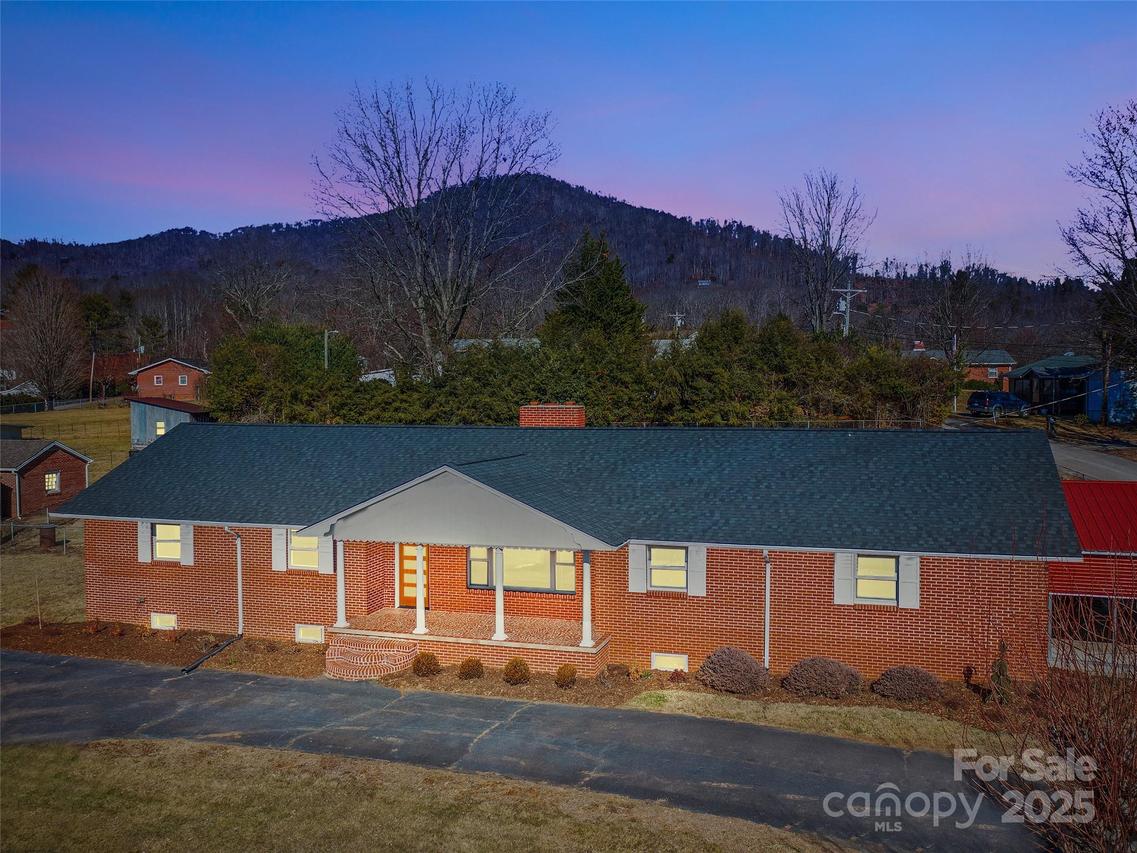 9 Link St., Burnsville, NC 28714