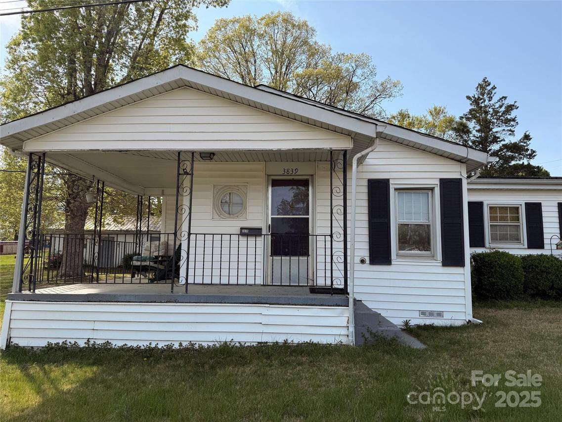 3839 1st Ave., Hickory, NC 28601