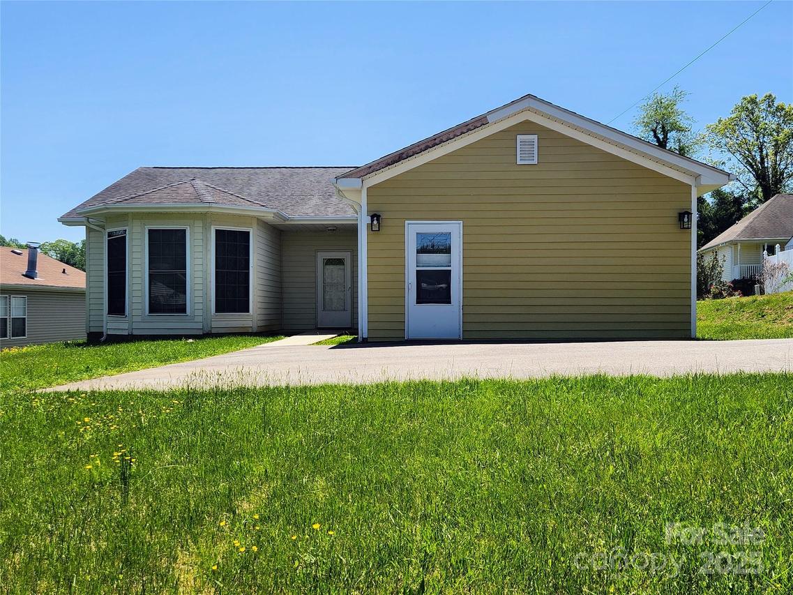 979 W Chapel Rd., Asheville, NC 28803