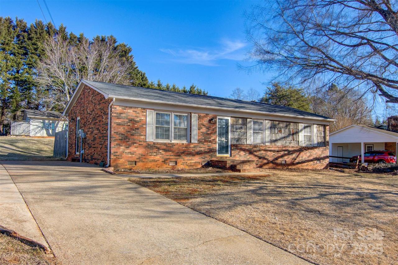 5584 Valley Field Rd., Hickory, NC 28602