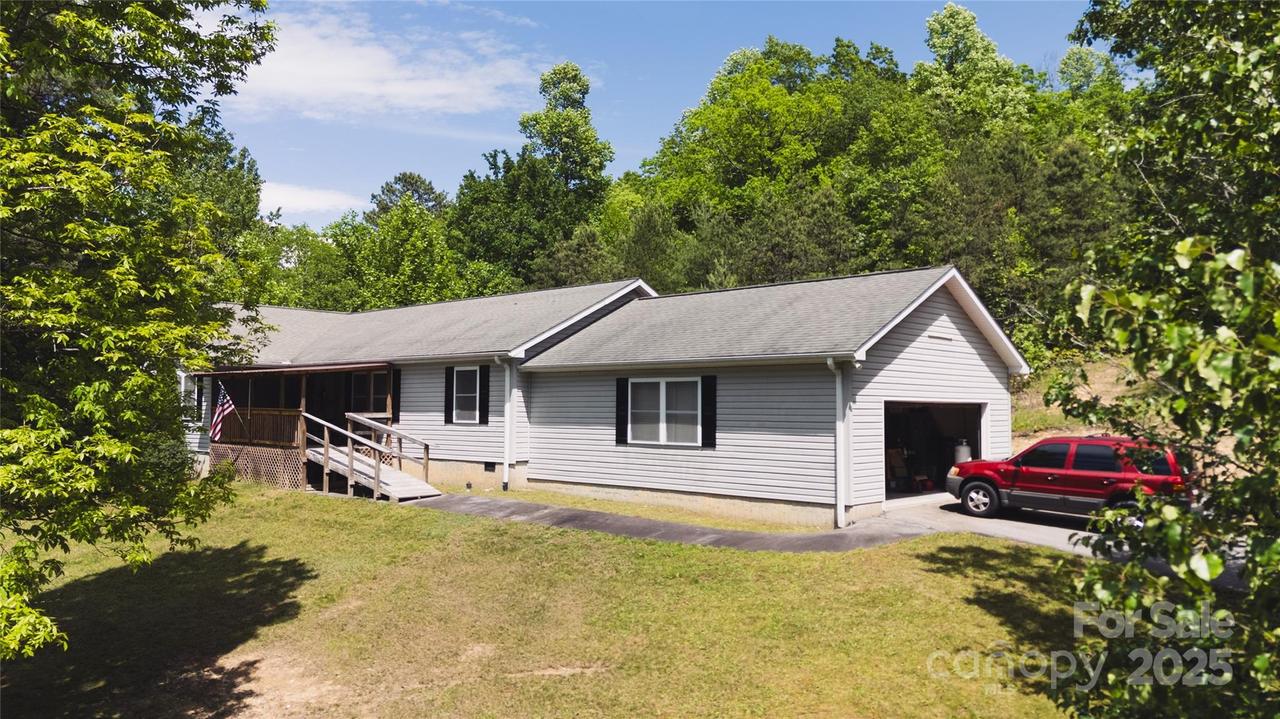 25 Uplands Rd., Brevard, NC 28712
