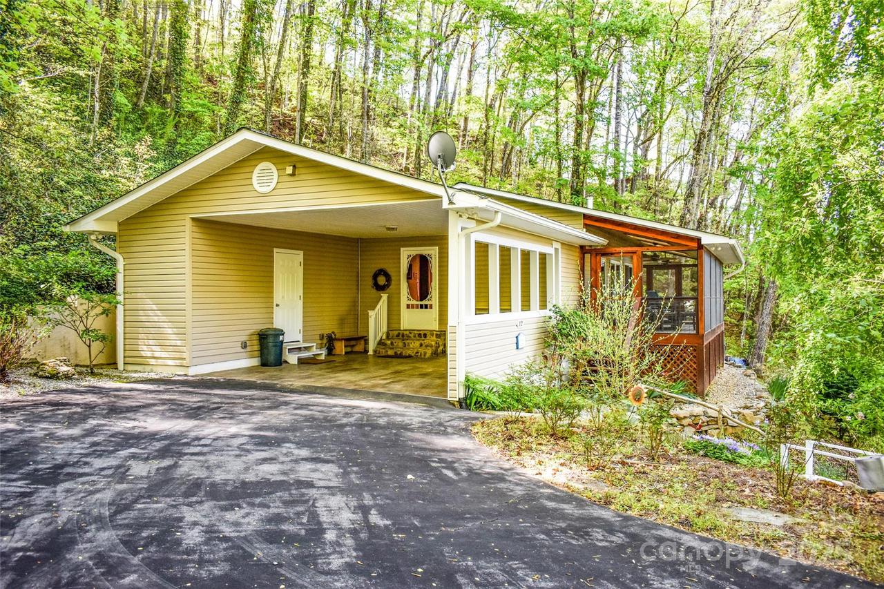 12 Bear Cove Ln., Bryson City, NC 28713