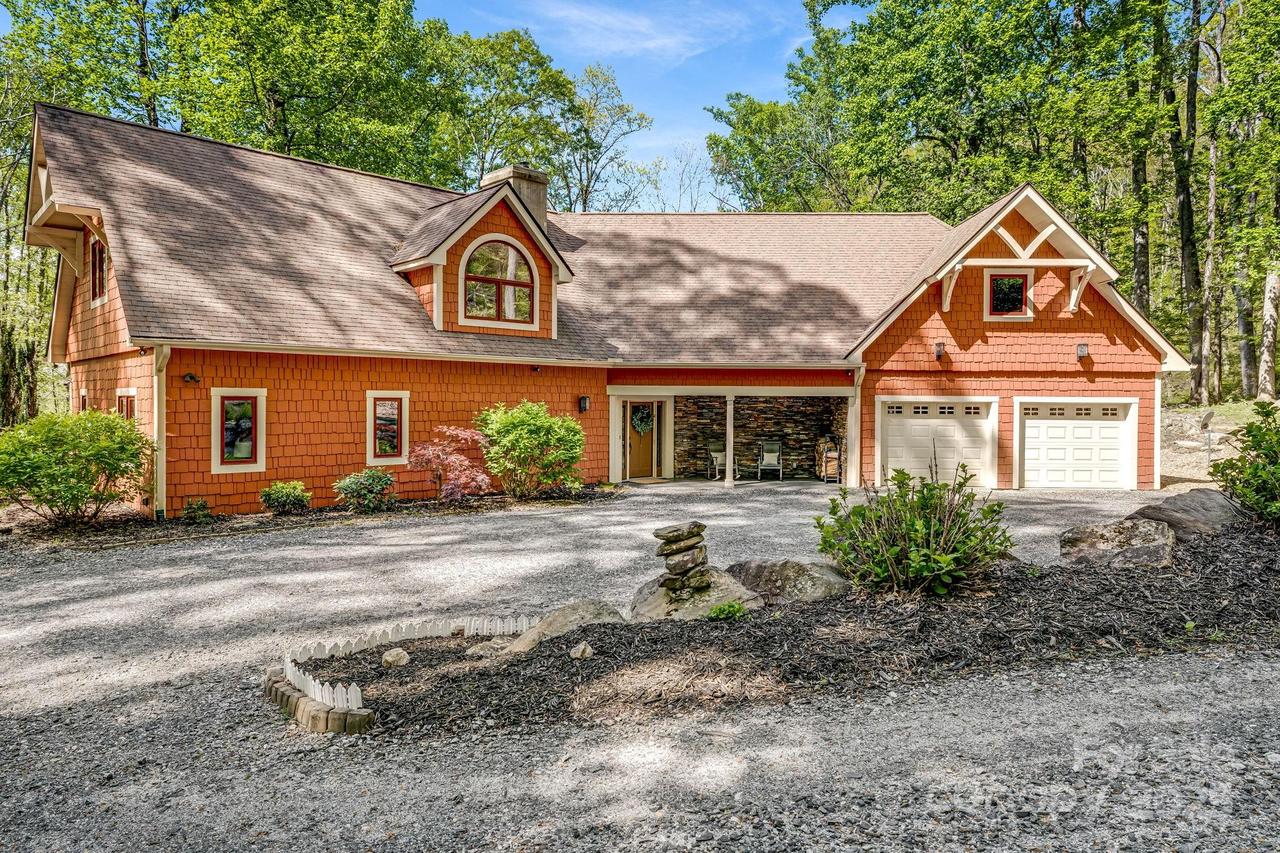 216 Log Gap Rd., Fairview, NC 28730