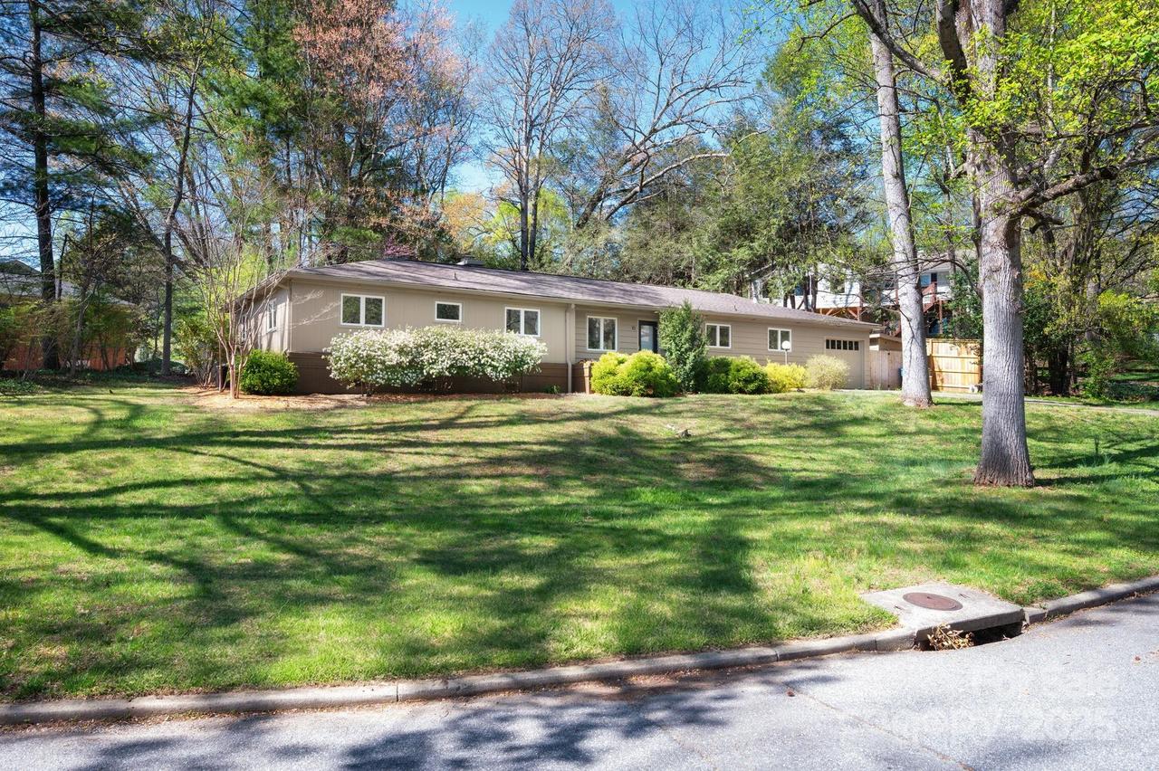 10 Woodcrest Rd., Asheville, NC 28804