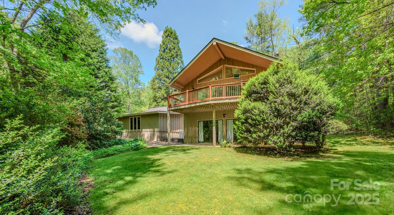 138 Woodhaven Dr., Hendersonville, NC 28739