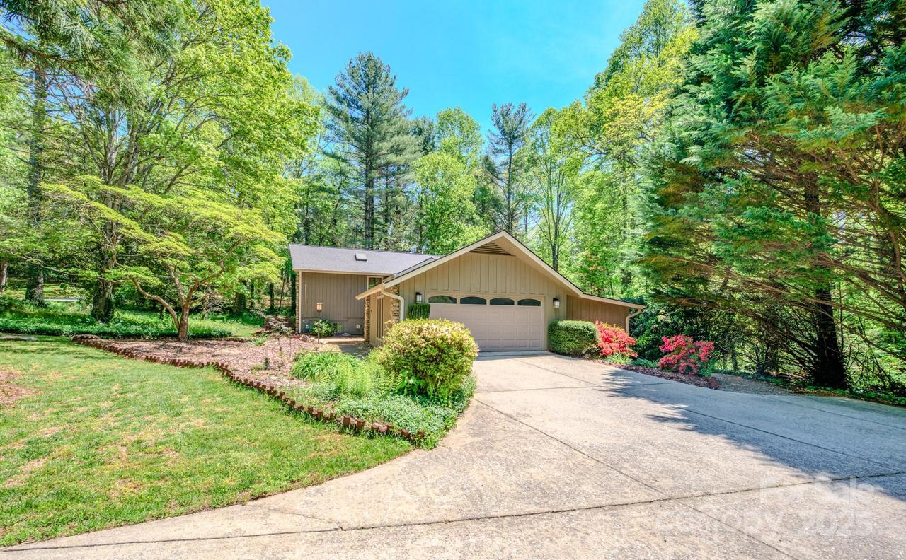 138 Woodhaven Dr., Hendersonville, NC 28739