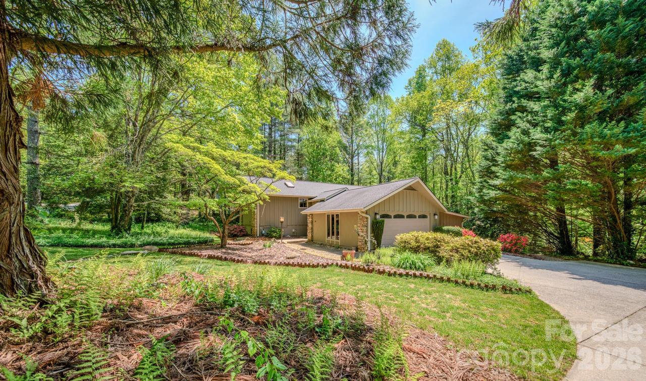 138 Woodhaven Dr., Hendersonville, NC 28739