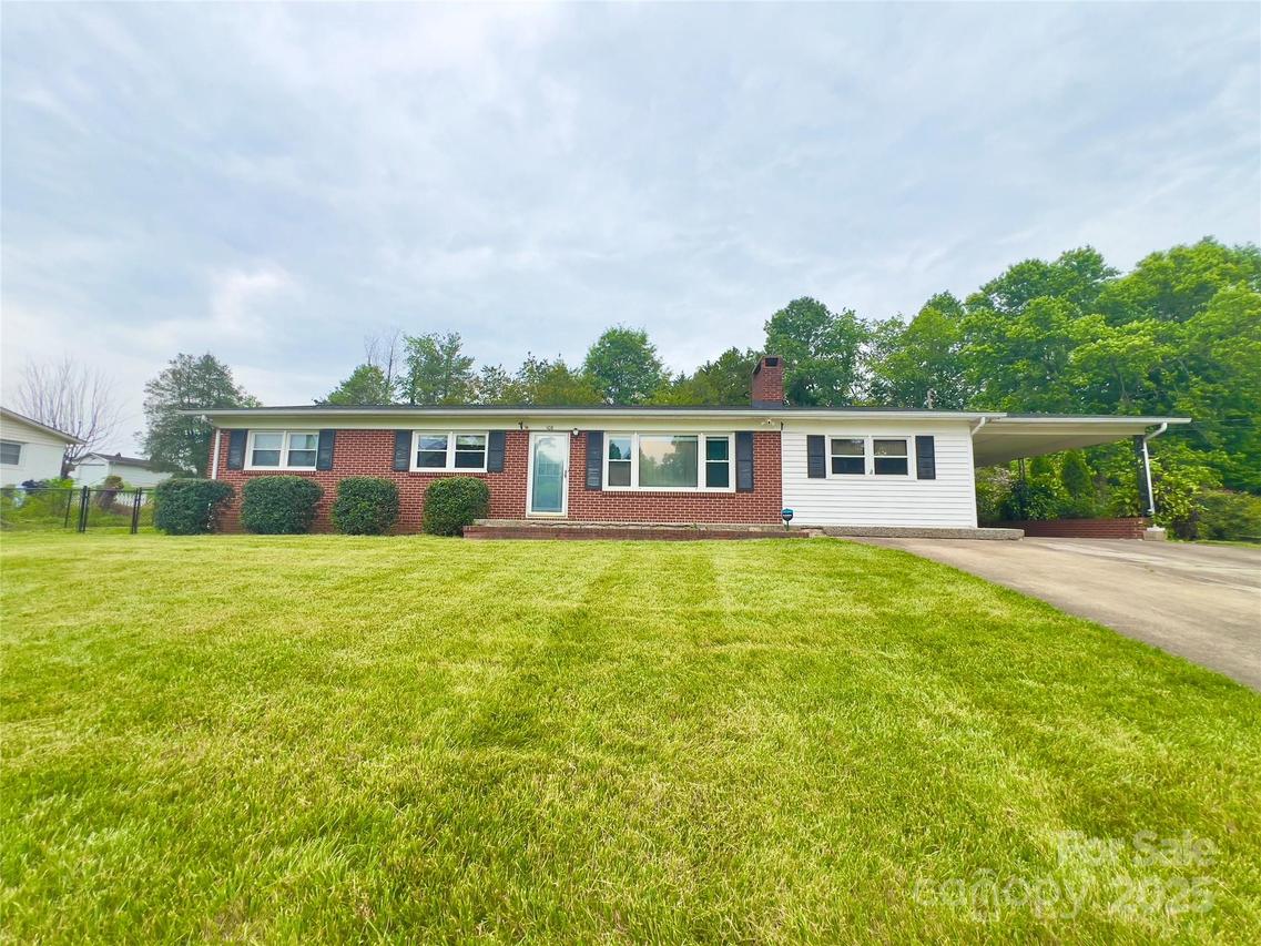 108 Meadowview Pl., Lenoir, NC 28645