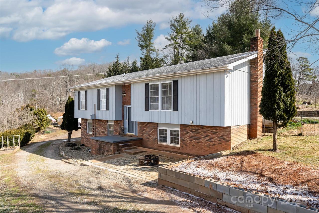 68 Windy Knoll Dr., Clyde, NC 28721