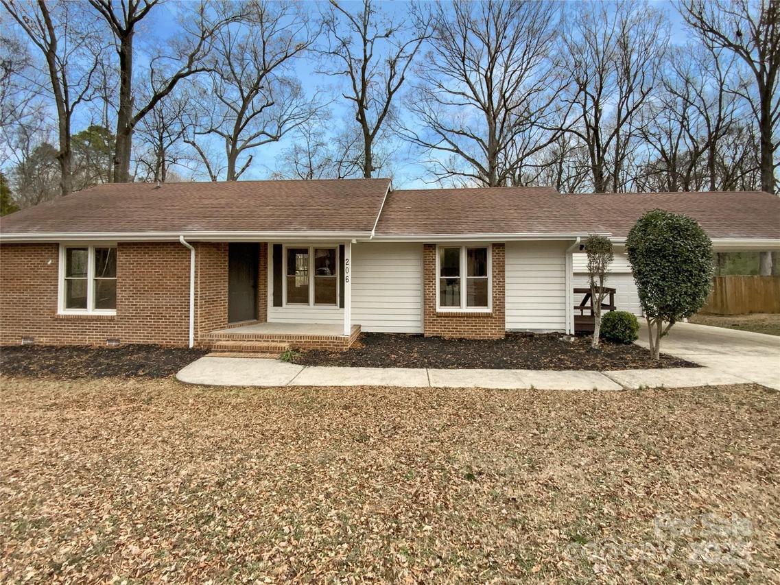206 Colonial Cir., Wingate, NC 28174
