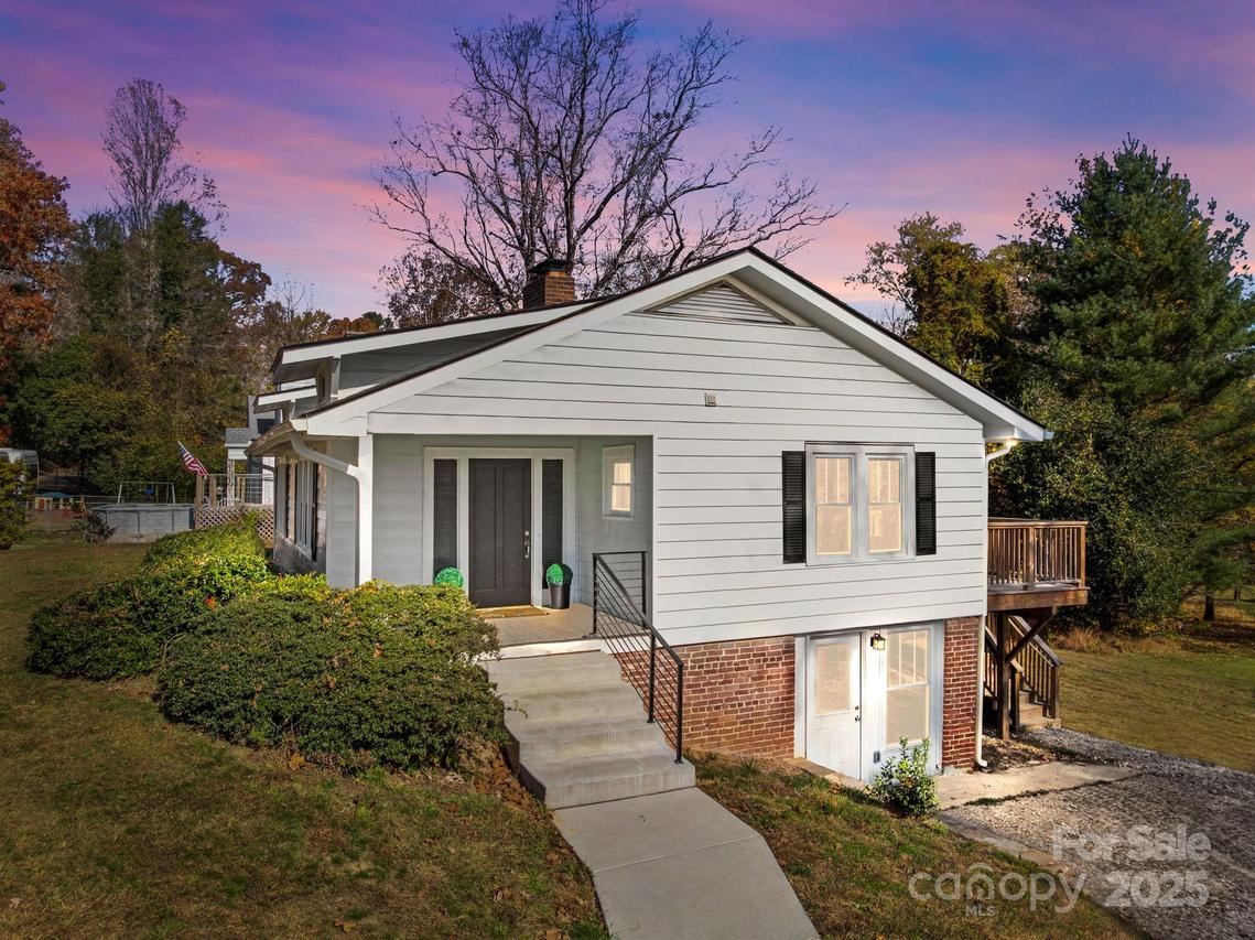 706 Rhodes Park Dr., Hendersonville, NC 28791