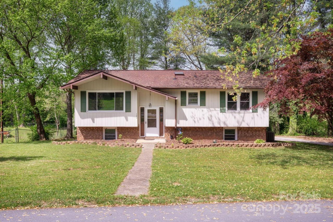 124 Pinehurst Dr., Hendersonville, NC 28792