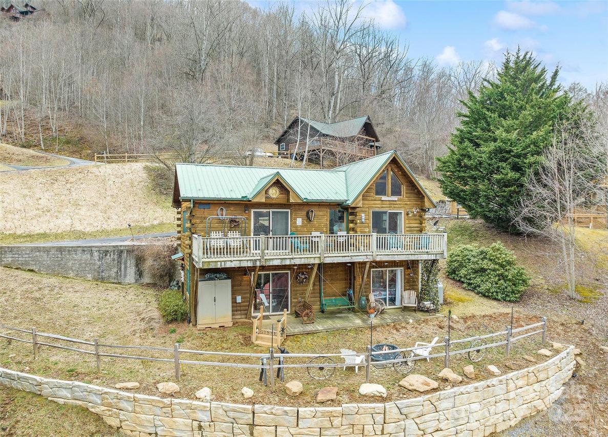 16 Hiawatha Dr., Maggie Valley, NC 28751