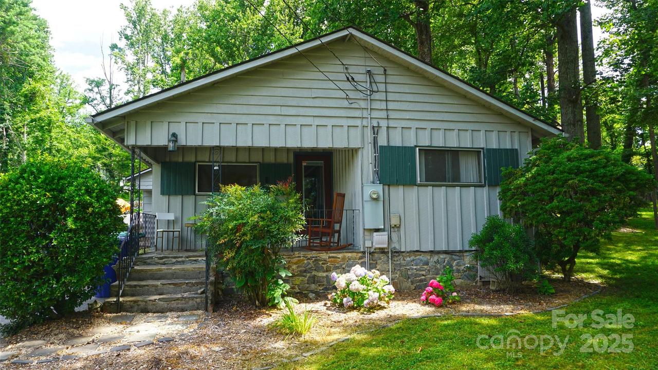 215 Cedar Ln., Arden, NC 28704