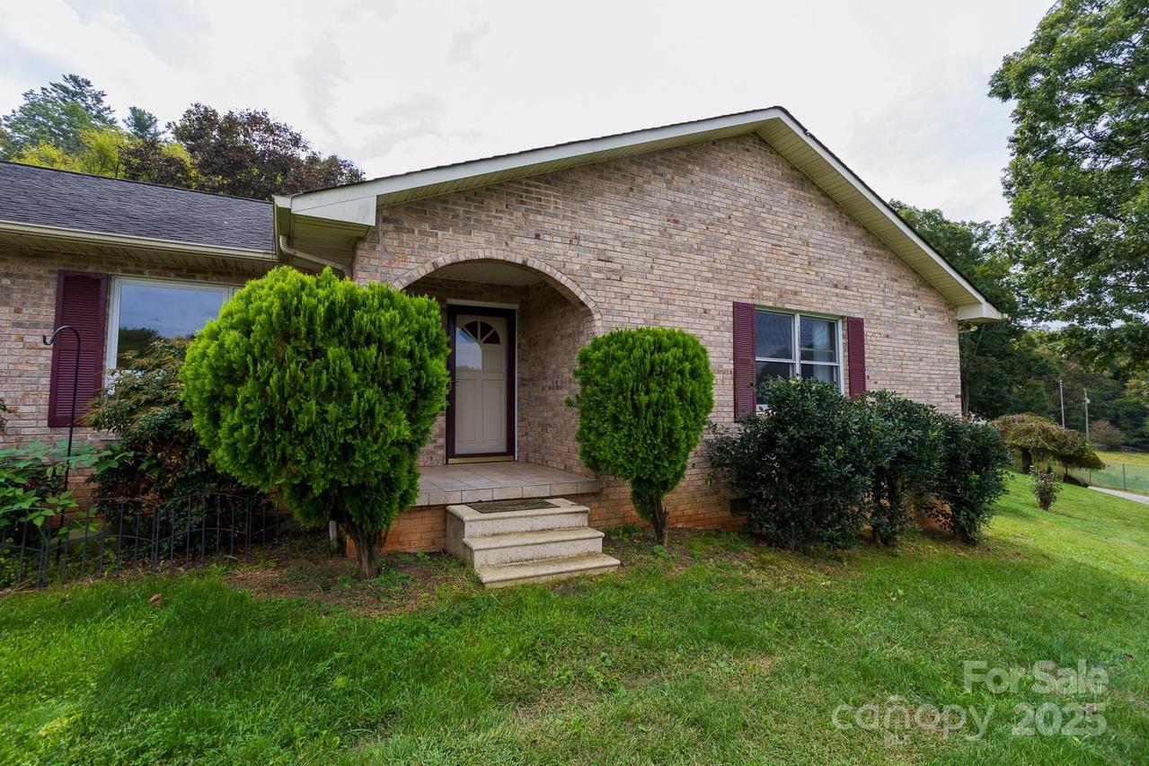 9 Lorena Dr., Asheville, NC 28806