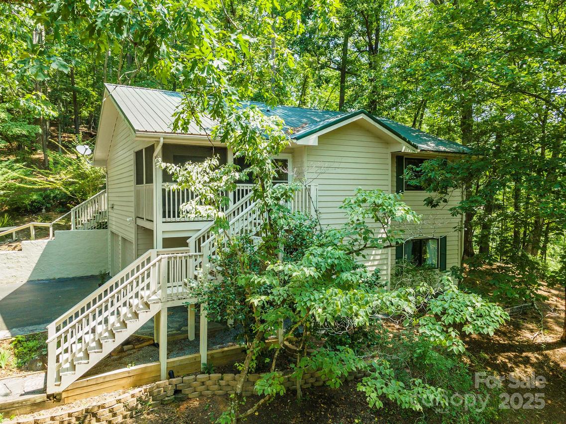 129 Melrose Ct., Lake Lure, NC 28746
