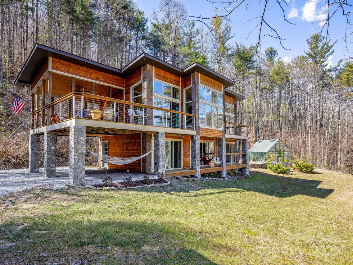 920 Island Cove Rd., Penrose, NC 28766