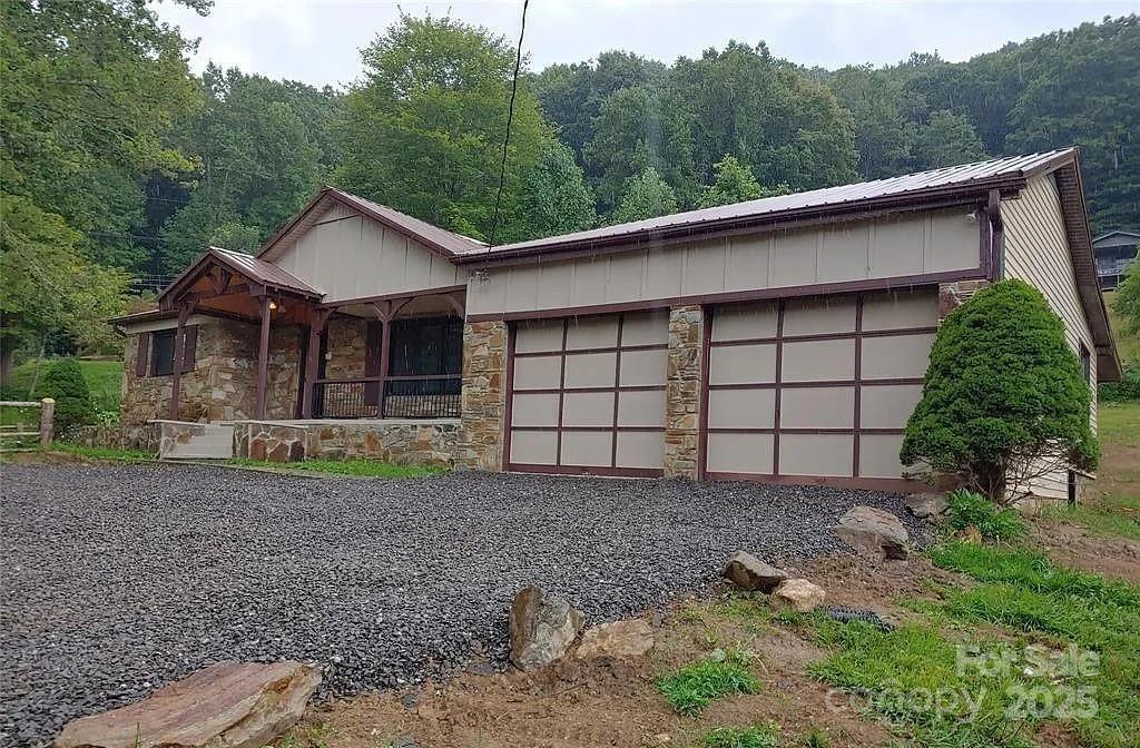 20 Frosted Ln., Burnsville, NC 28714