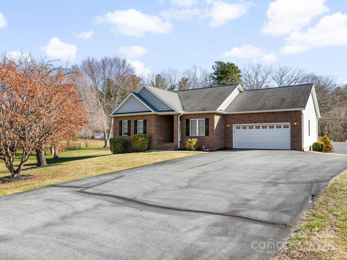 72 Classic Oaks Cir., Hendersonville, NC 28792