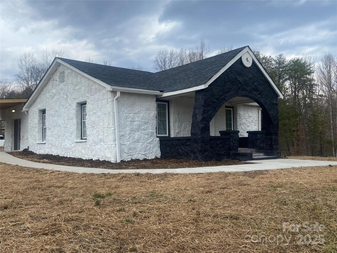 3472 Spaniel St., Connelly Springs, NC 28612