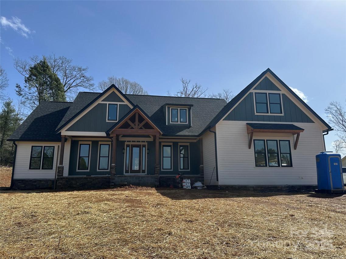 135 Westview Dr., Hendersonville, NC 28791