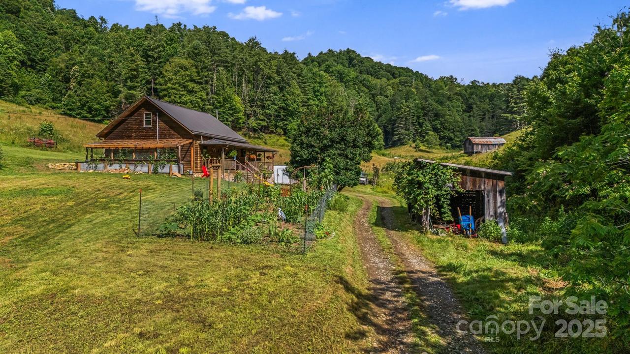 799 Fire Scald Rd., Green Mountain, NC 28740