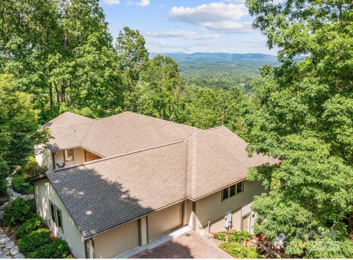 705 Overlook Dr., Flat Rock, NC 28731