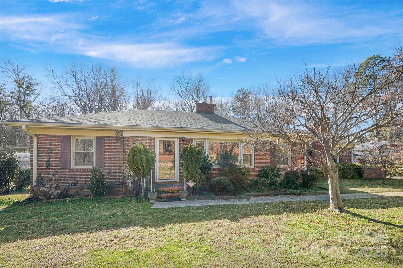 3901 Starmount Ave., Charlotte, NC 28269