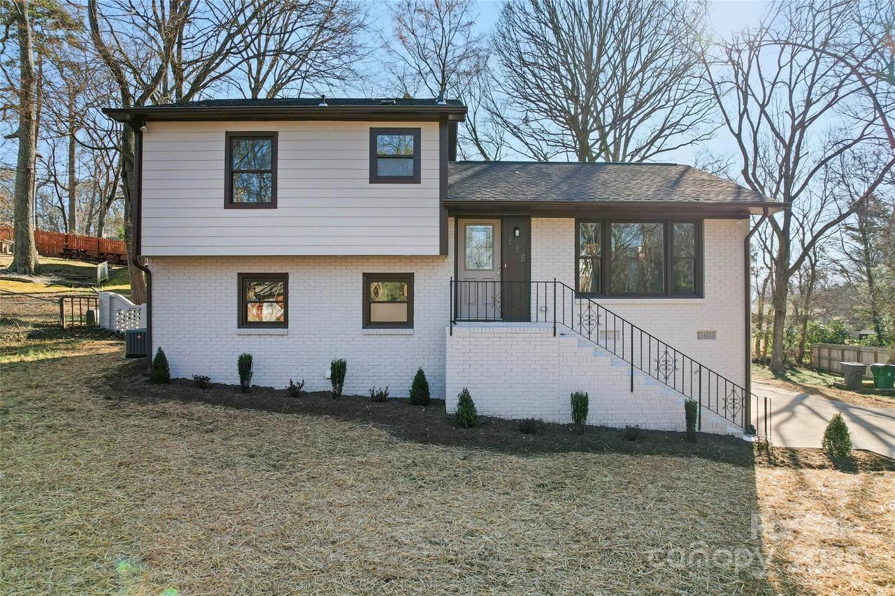 515 Fallingswood Ct., Charlotte, NC 28217