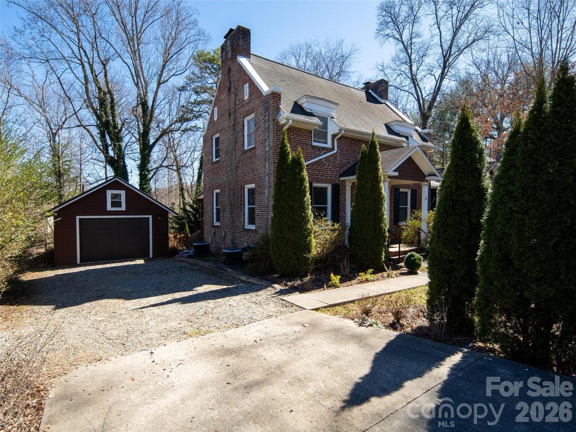 6 Enka Hillcrest St., Candler, NC 28715