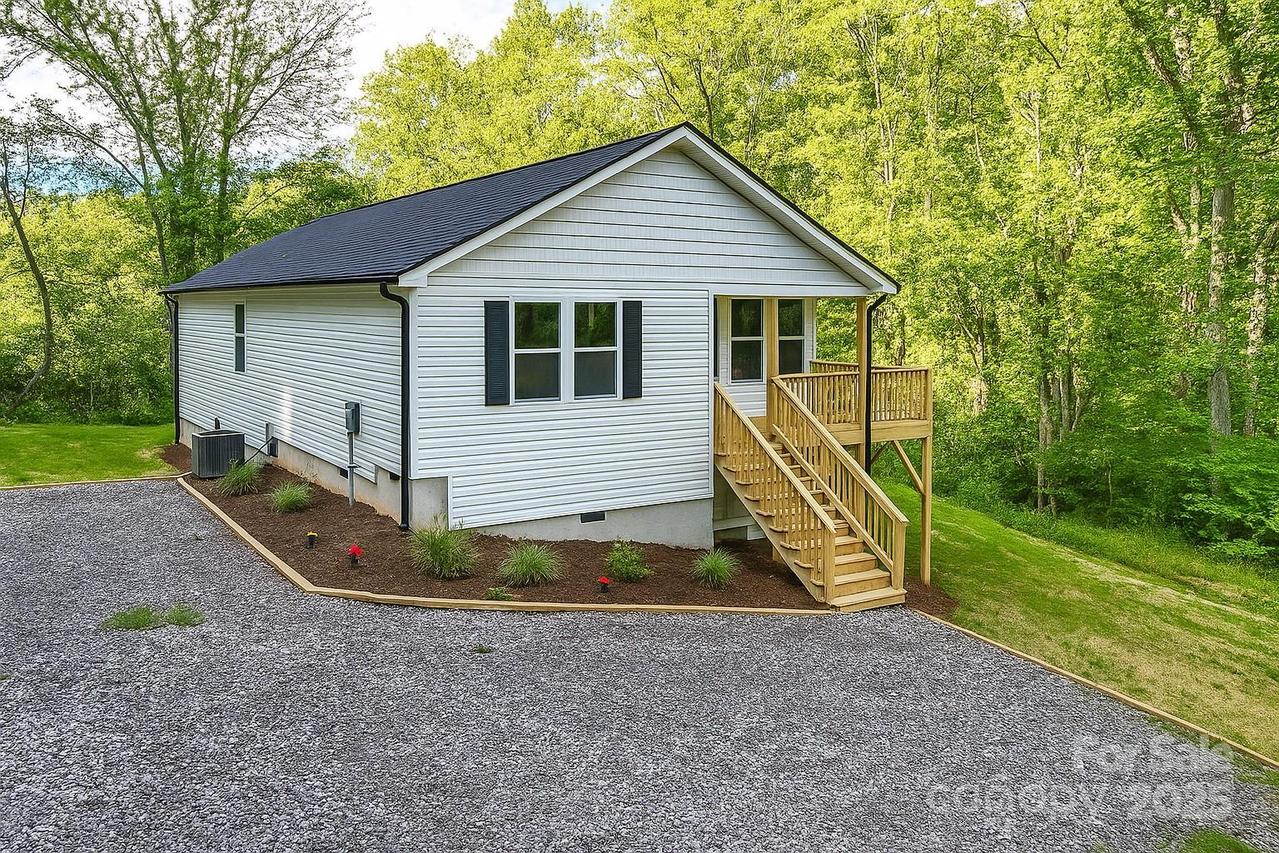 6 Meadows Town Rd., Leicester, NC 28748